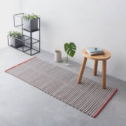 Tappeto in cotone con disegno geometrico bianco e nero e bordo colorato, Nizza